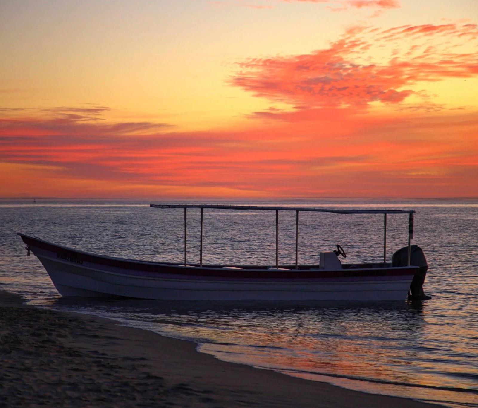 Panga varada en una playa del Golfo de California al atardecer