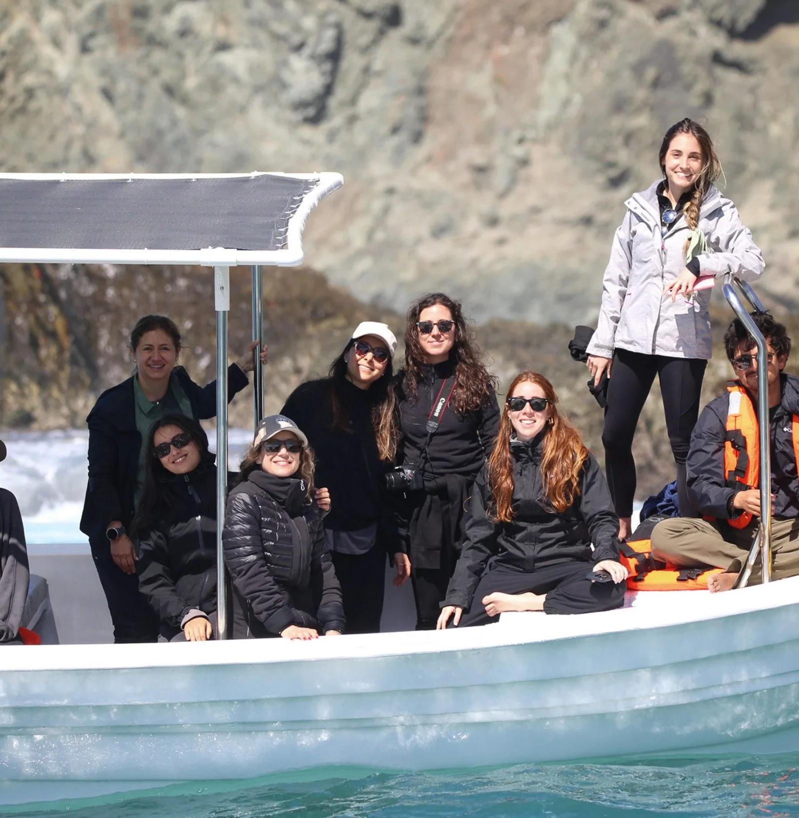 Grupo de viajeros a bordo de una panga en el Mar de Cortés