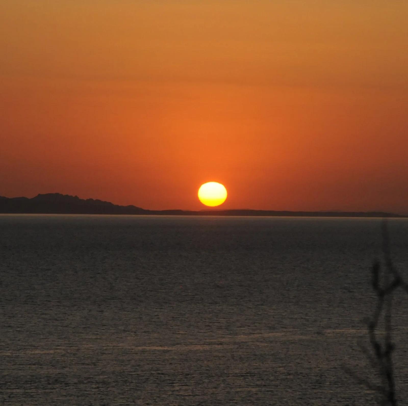 Puesta de sol sobre el Golfo de California desde la costa de Baja California Sur