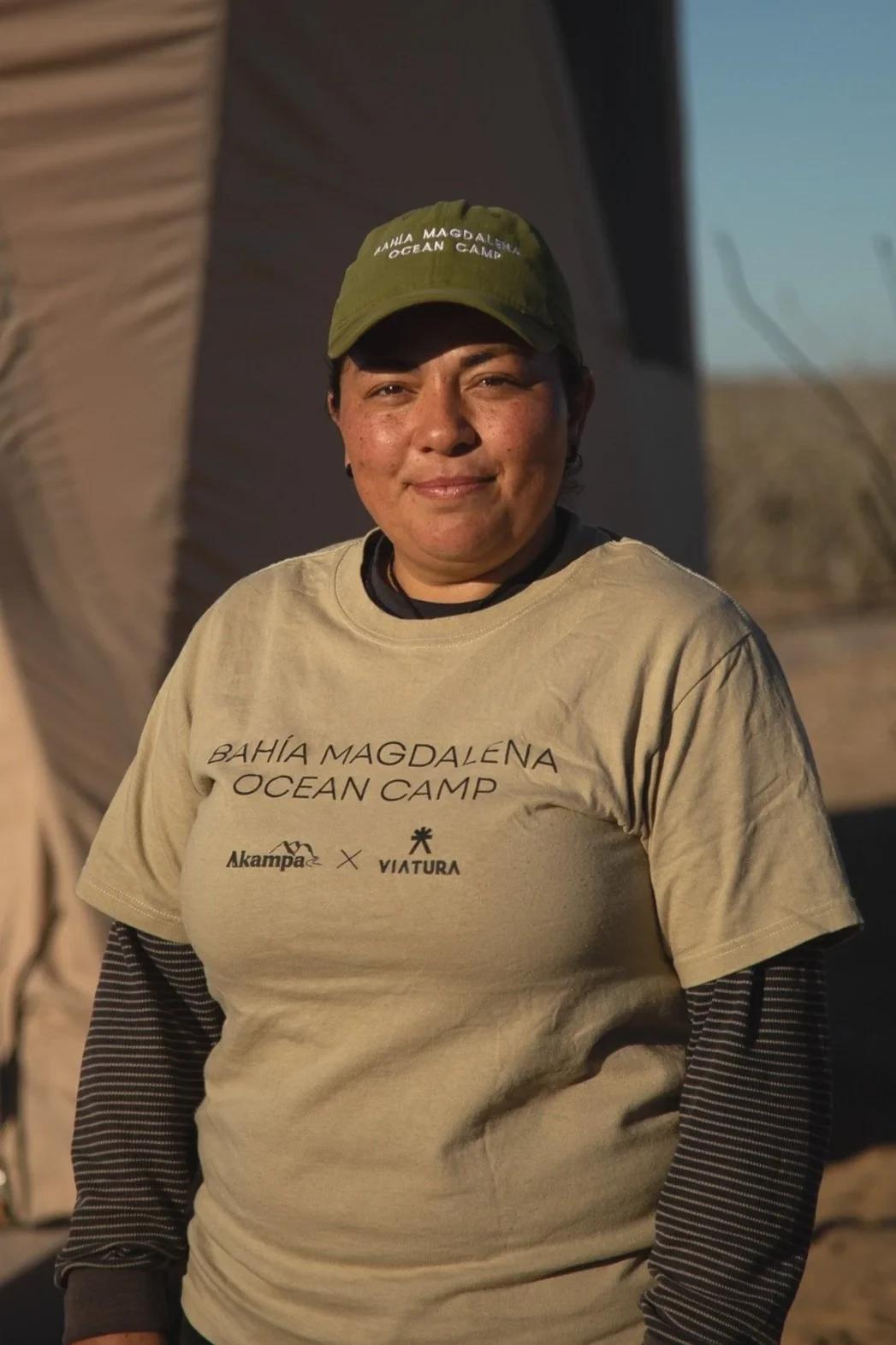 Akampa guide in a cap and a Bahía Magdalena camp shirt