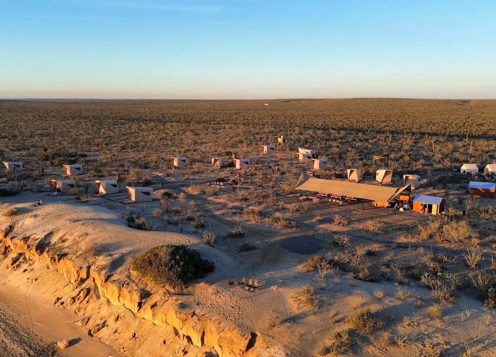 Vista aérea del campamento de Akampa montado entre las dunas de Bahía Magdalena