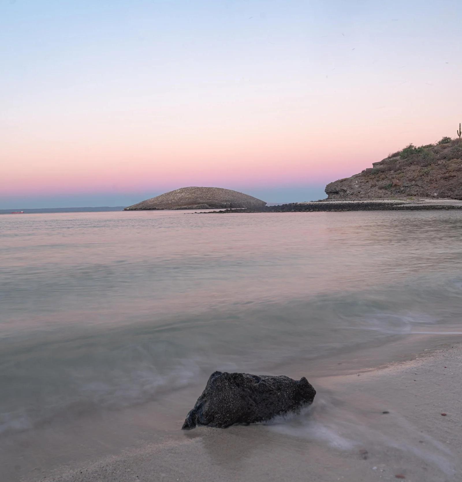Amanecer sobre la costa de La Ventana, Baja California Sur, con el mar en calma