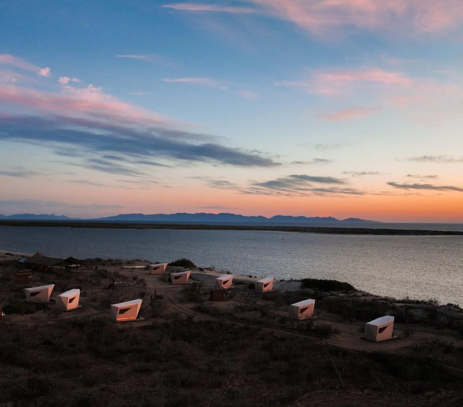 Campamento de Akampa al atardecer sobre la costa de Baja California Sur